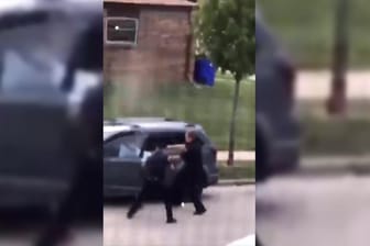 Ein auf Twitter veröffentlichtes Video zeigt die Polizei, die auf einen Mann schießt: Der Afroamerikaner soll mit schweren Verletzungen im Krankenhaus liegen.