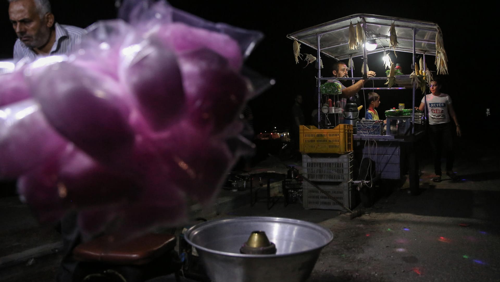 Ein Straßenverkäufer in Idlib (Symbolbild): In Syrien ist es in der Nacht zu Montag zu einem landesweiten Stromausfall gekommen.