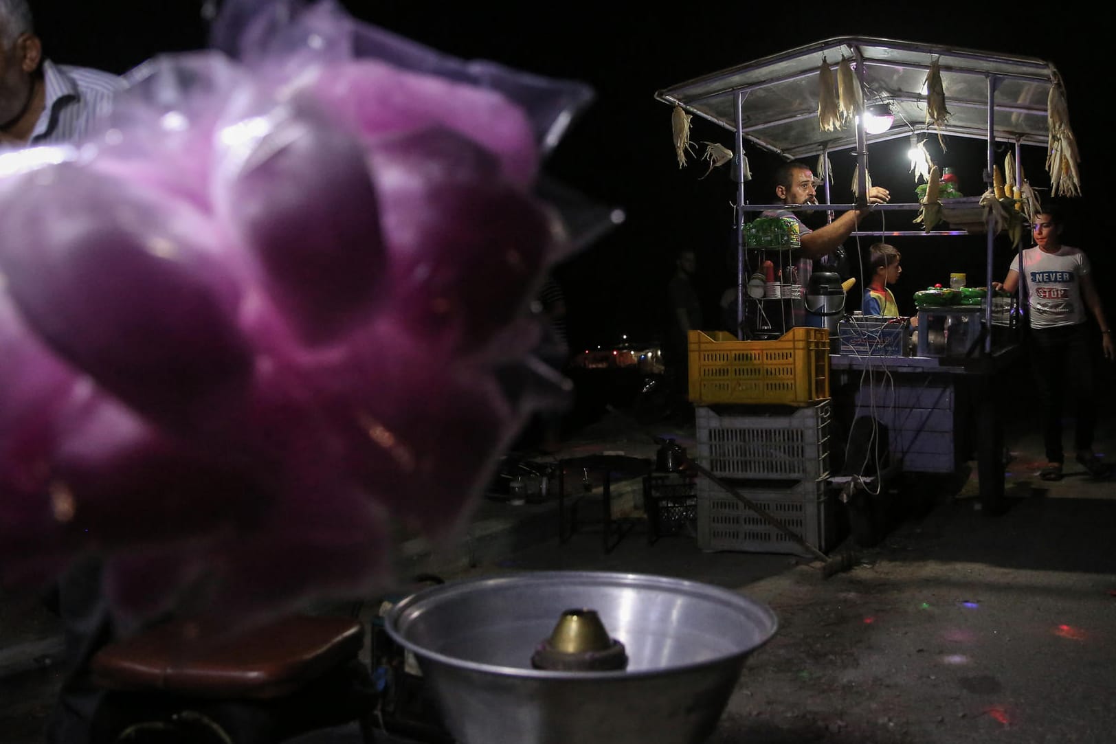 Ein Straßenverkäufer in Idlib (Symbolbild): In Syrien ist es in der Nacht zu Montag zu einem landesweiten Stromausfall gekommen.