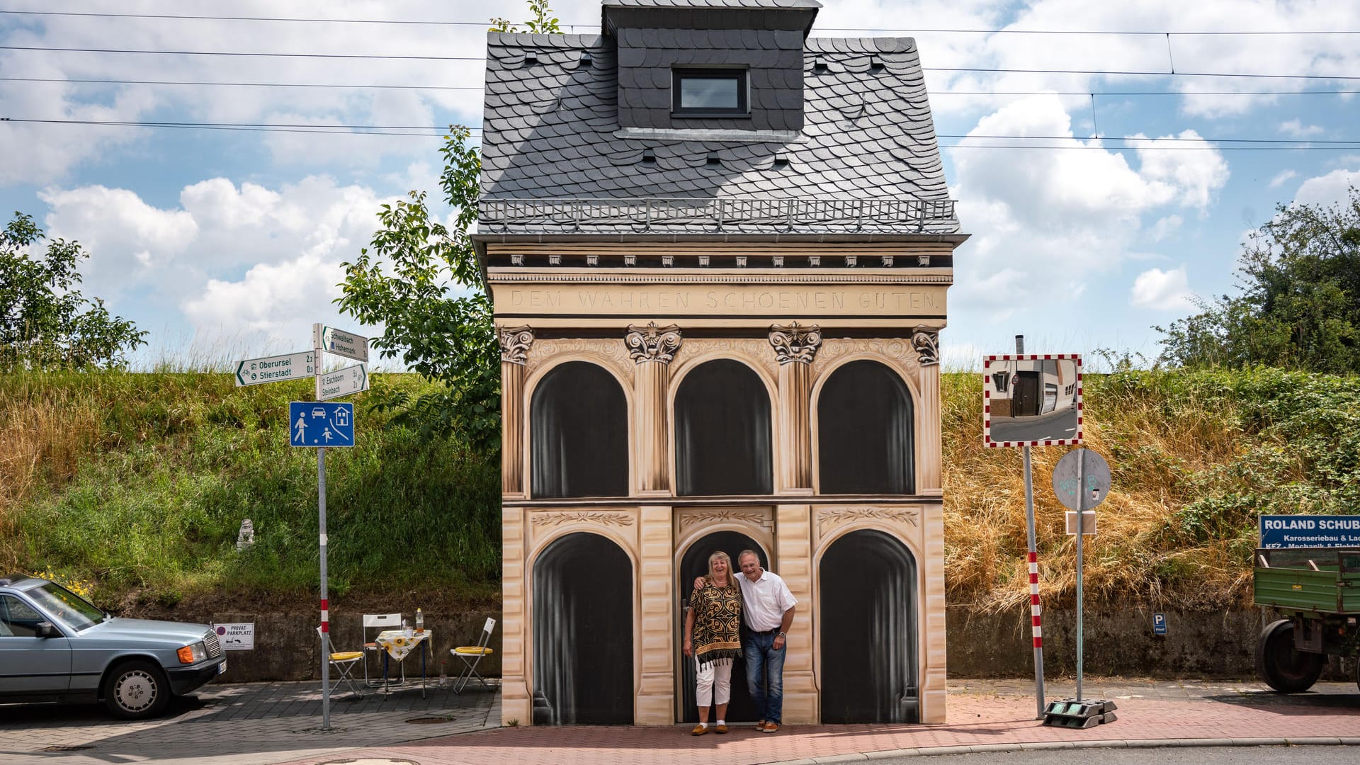 Trafostation: In jahrelanger Arbeit haben die beiden das ehemalige Trafohäuschen aus dem frühen 20. Jahrhundert zu einem Wohnhaus umgebaut. Mit rund 14 Quadratmetern Wohnfläche gilt es als das keinste freistehende Wohnhaus Deutschlands.