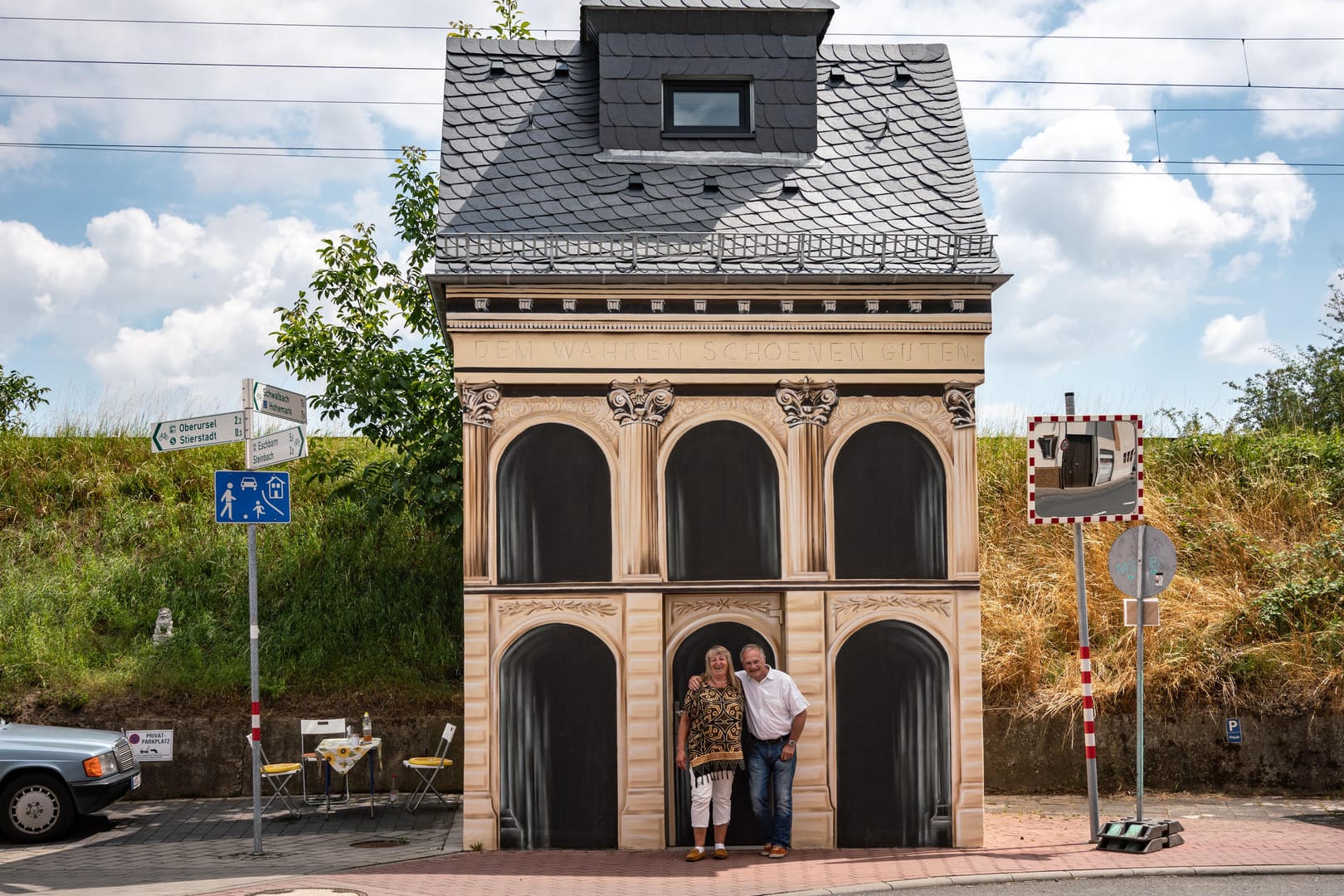 Trafostation: In jahrelanger Arbeit haben die beiden das ehemalige Trafohäuschen aus dem frühen 20. Jahrhundert zu einem Wohnhaus umgebaut. Mit rund 14 Quadratmetern Wohnfläche gilt es als das keinste freistehende Wohnhaus Deutschlands.