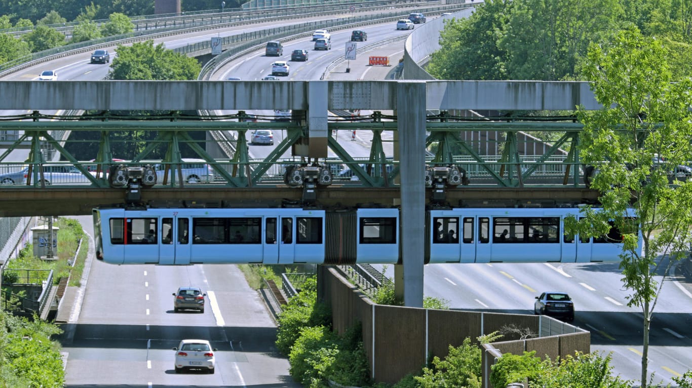 Blick auf die Schwebebahn und das Sonnborner Kreuz in Wuppertal: Die A46 in Richtung Wuppertal wird am Wochenende gesperrt, weswegen sich Autofahrer auf Umleitungen einstellen müssen.