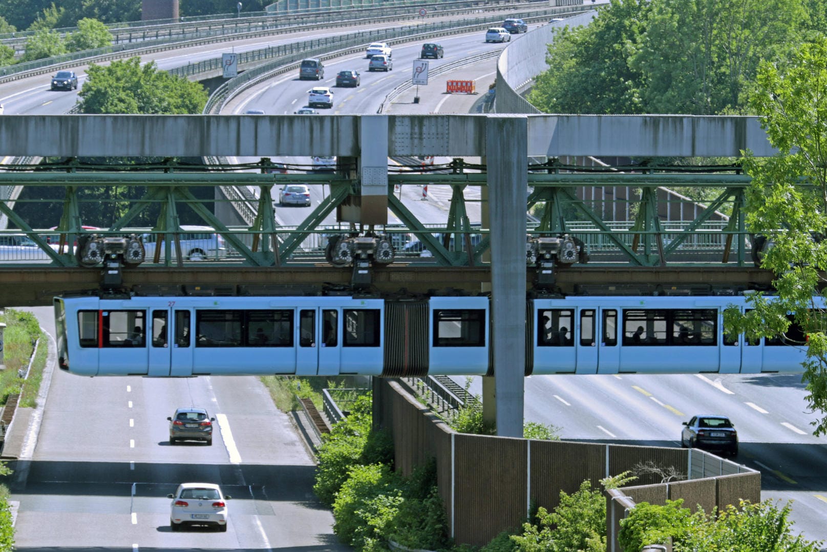 Blick auf die Schwebebahn und das Sonnborner Kreuz in Wuppertal: Die A46 in Richtung Wuppertal wird am Wochenende gesperrt, weswegen sich Autofahrer auf Umleitungen einstellen müssen.