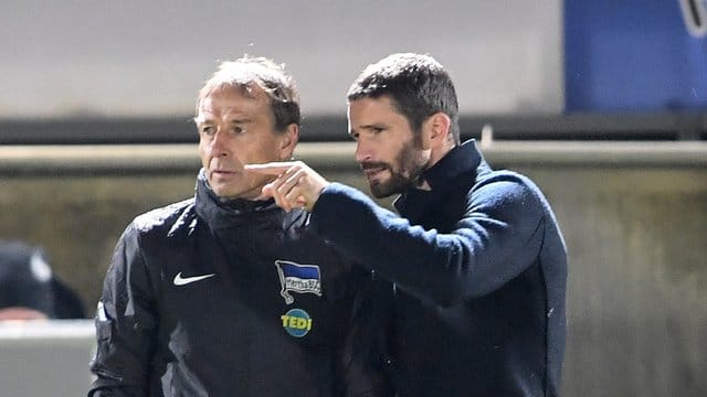Sportdirektor Arne Friedrich (r) im Gespräch mit Herthas Kurz-Trainer Jürgen Klinsmann.