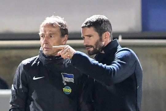 Sportdirektor Arne Friedrich (r) im Gespräch mit Herthas Kurz-Trainer Jürgen Klinsmann.
