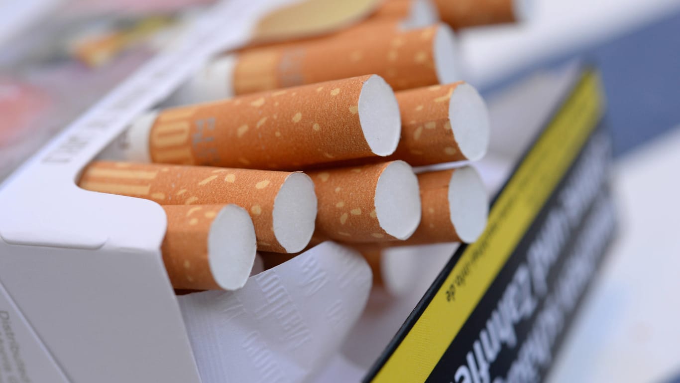 Eine offene Zigarettenschachtel: In NRW ist eine illegale Zigarettenfabrik ausgehoben worden. (Symbolbild)