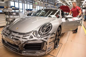 Montage im Porsche-Werk Zuffenhausen: Beim Sportwagenhersteller sind möglicherweise Motoren manipuliert worden.