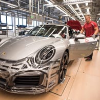 Montage im Porsche-Werk Zuffenhausen: Beim Sportwagenhersteller sind möglicherweise Motoren manipuliert worden.