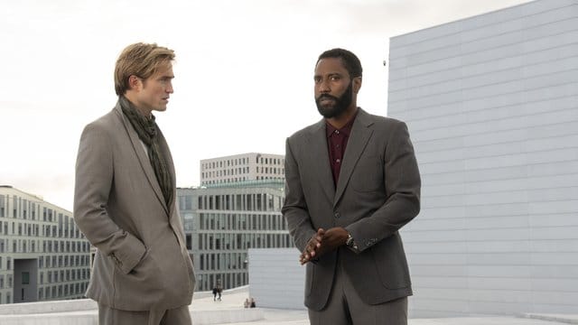 John David Washington (r) und Robert Pattinson spielen in "Tenet" zwei Agenten, die um das Überleben der Menschheit kämpfen.