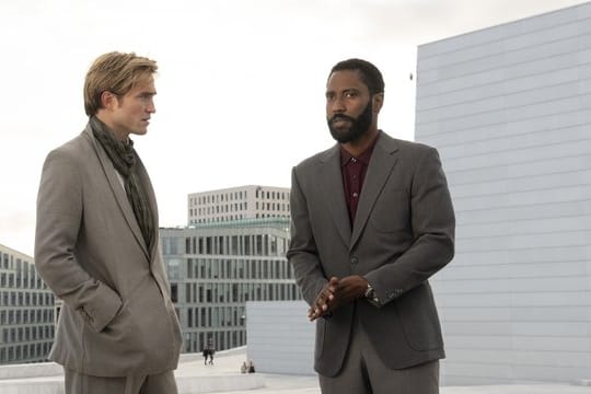 John David Washington (r) und Robert Pattinson spielen in "Tenet" zwei Agenten, die um das Überleben der Menschheit kämpfen.