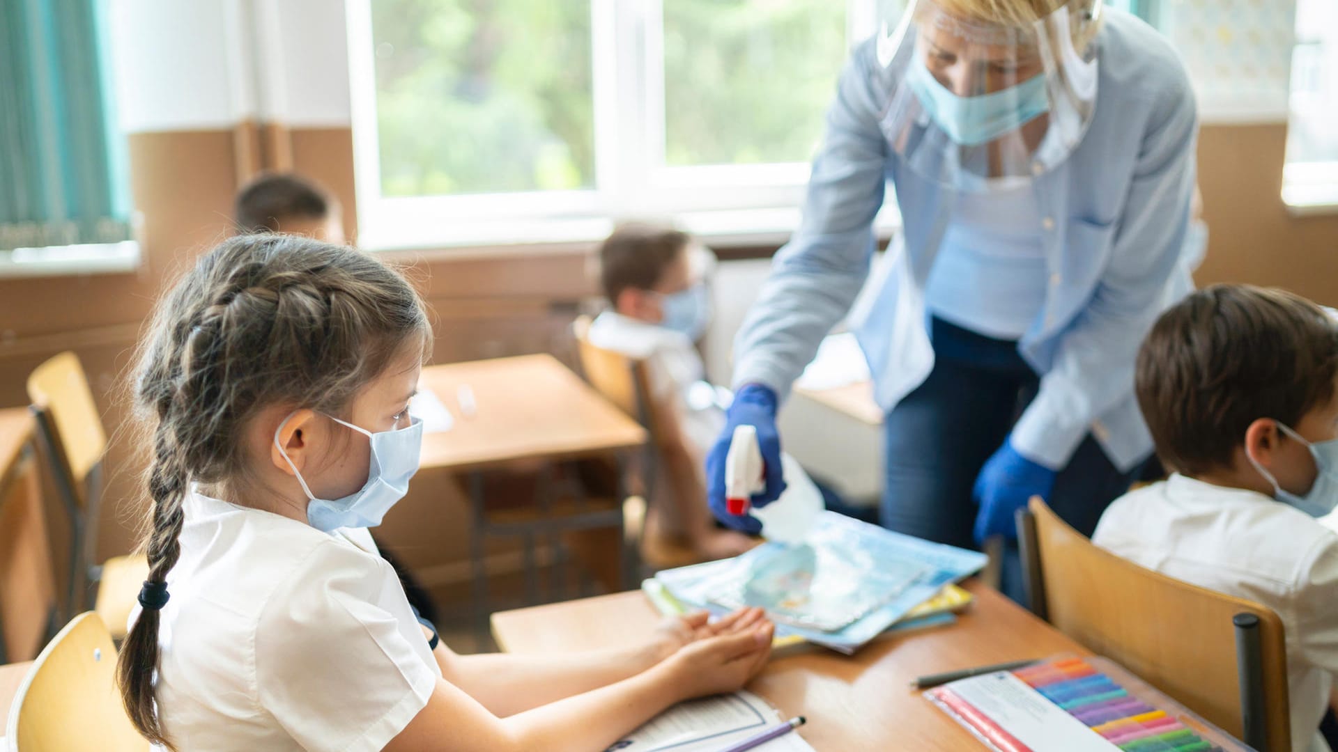 Desinfektion im Klassenzimmer: Aerosole verbreiten sich besonders gut in geschlossenen Räumen.