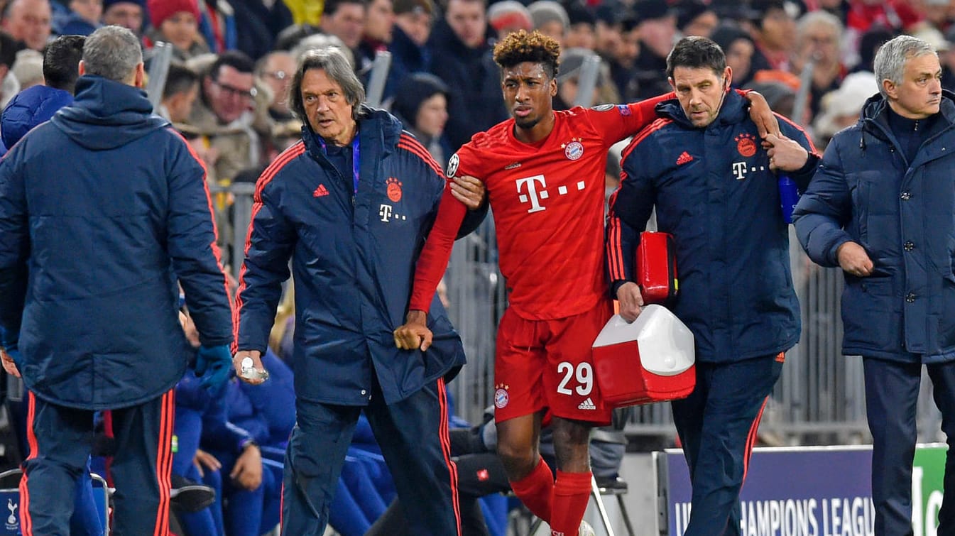 Ein leider bekanntes Bild: Kingsley Coman (2.v.l.) wird im Dezember 2019 unter Tränen verletzt vom Platz gebracht.