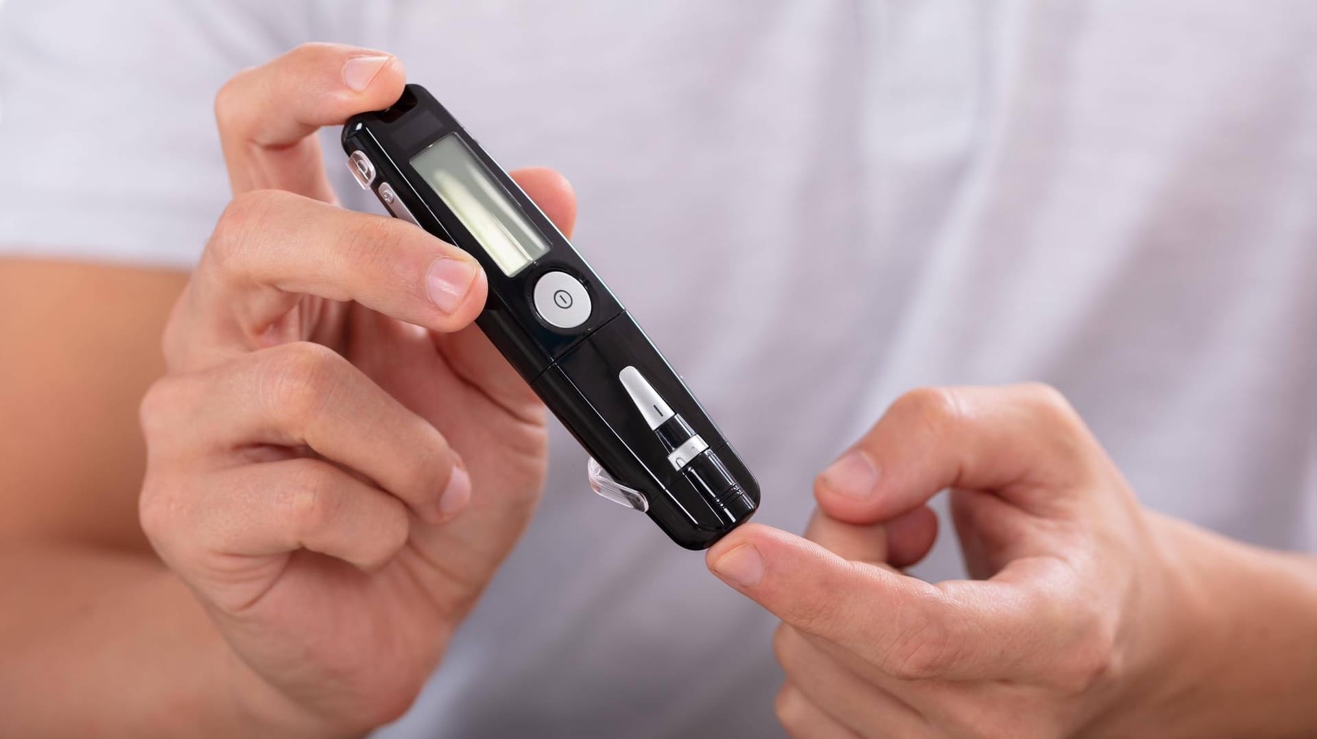 Ein Mann misst seinen Blutzucker-Spiegel wegen einer Diabetes-Erkrankung (Symbolbild): Eine Frau soll in Köln versucht haben mit dem Diabetes-Medikament Insulin ihren Schwiegervater zu vergiften.