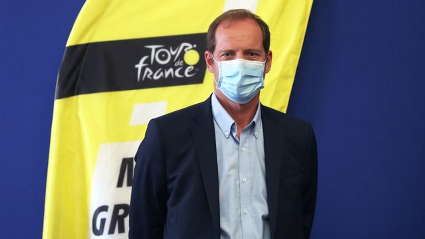 Christian Prudhomme, Direktor der Tour de France, trägt vorbildlich eine Maske.