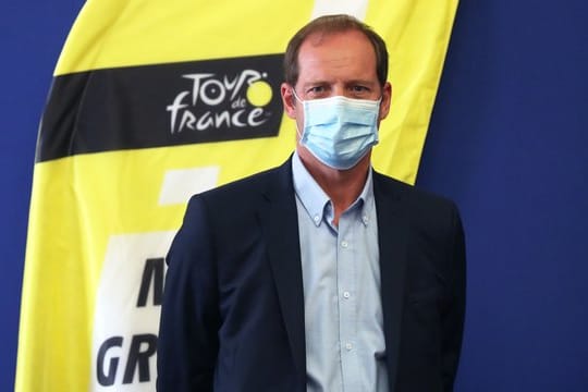 Christian Prudhomme, Direktor der Tour de France, trägt vorbildlich eine Maske.