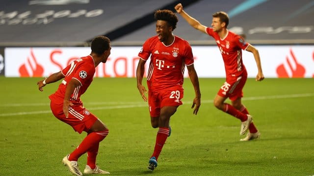 Kingsley Coman (M) von Bayern München feiert sein Tor zum 1:0 gegen Paris Saint-Germain. Kingsley Coman (M) von Bayern München feiert sein Tor zum 1:0 gegen Paris Saint-Germain.