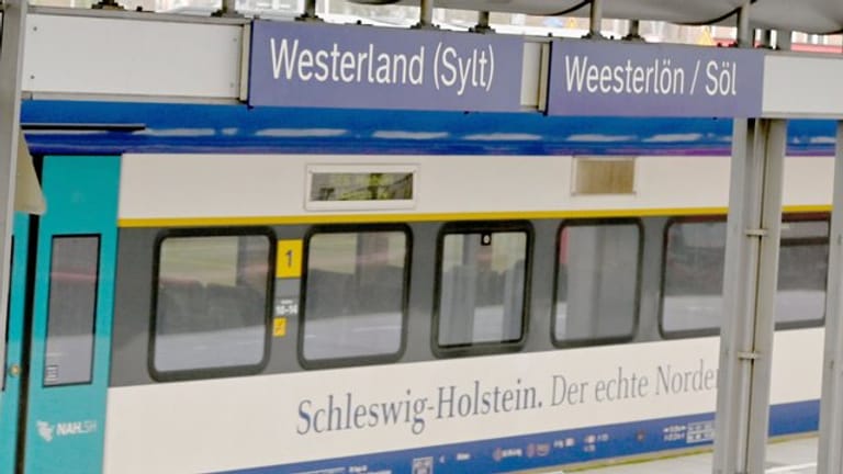 Ein Zug steht im Bahnhof von Westerland auf Sylt: Dort kommen derzeit deutlich weniger Züge an als üblich.