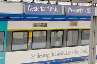 Ein Zug steht im Bahnhof von Westerland auf Sylt: Dort kommen derzeit deutlich weniger Züge an als üblich.