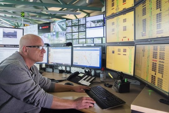 Holger Heuer, Verkehrsmanager, steuert in der Verkehrsmanagementzentrale VMZ Niedersachsen den Verkehr.