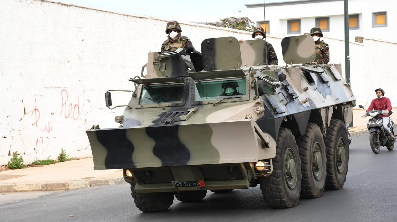 Panzer mit Soldaten in Marokko: Die Behörden verschärfen die Maßnahmen um die Pandemie in den Griff zu bekommen.
