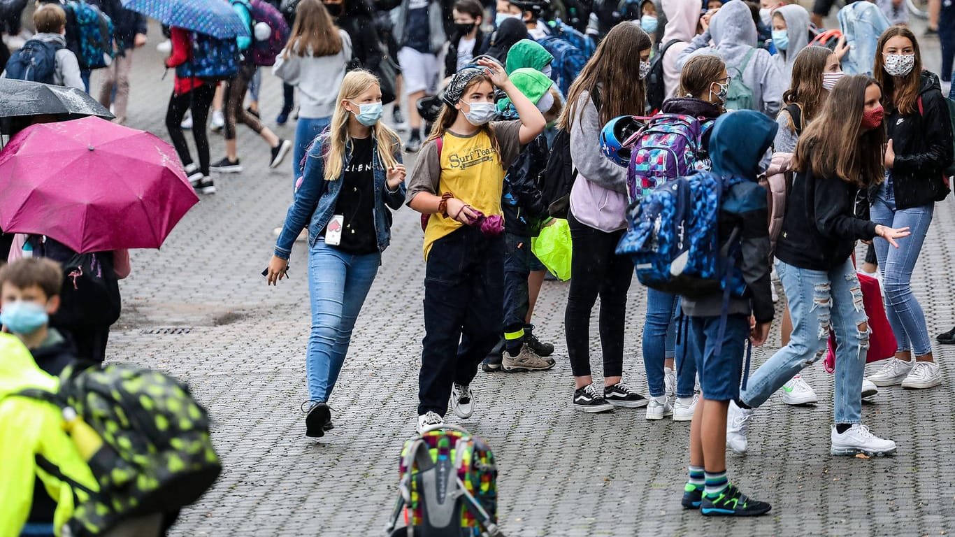 Schüler auf dem Pausenhof tragen Masken (Archivbild): In Frankfurt ist wegen steigender Infektionszahlen die Maskenpflicht an weiterführenden Schulen eingeführt worden.