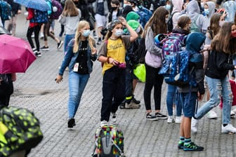 Schüler auf dem Pausenhof tragen Masken (Archivbild): In Frankfurt ist wegen steigender Infektionszahlen die Maskenpflicht an weiterführenden Schulen eingeführt worden.