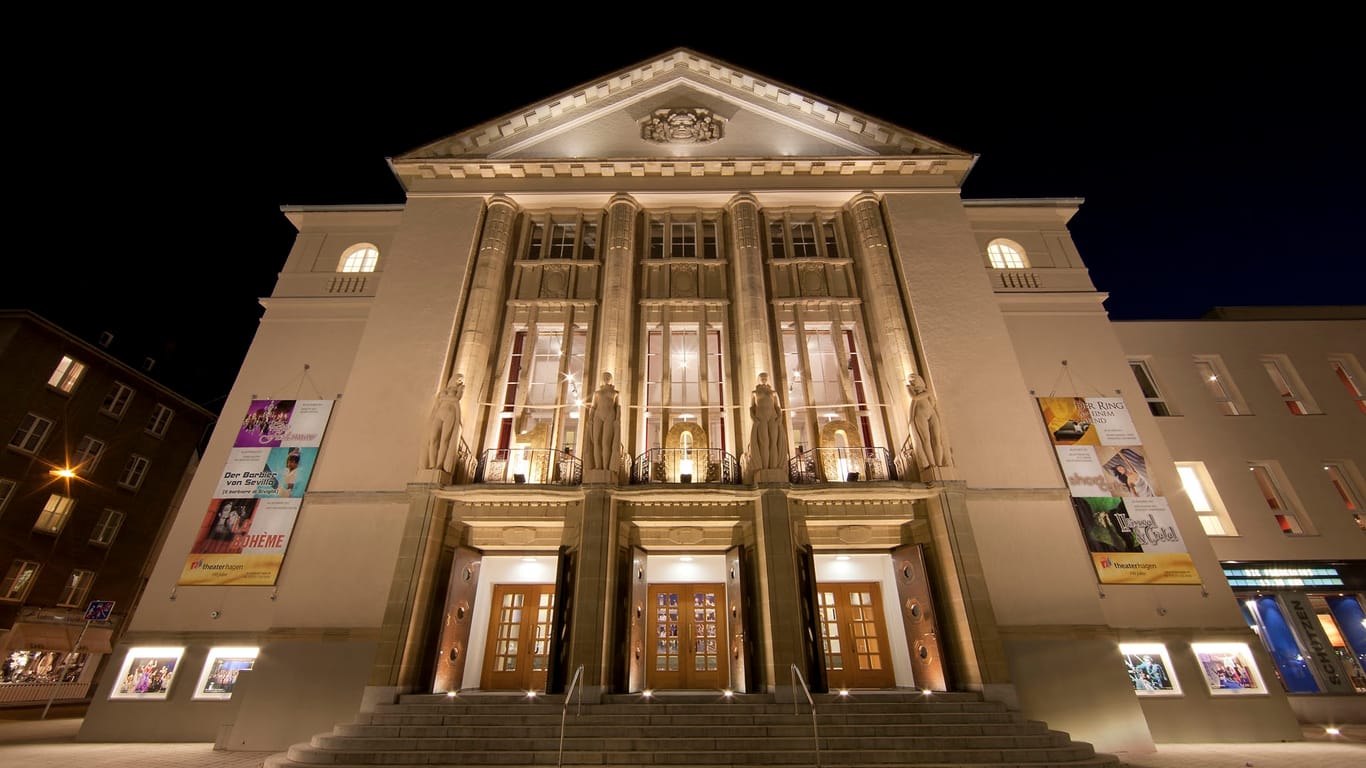Die Fassade des Theater Hagen in der Nacht: Ab September sind dort wieder Premieren zu sehen.