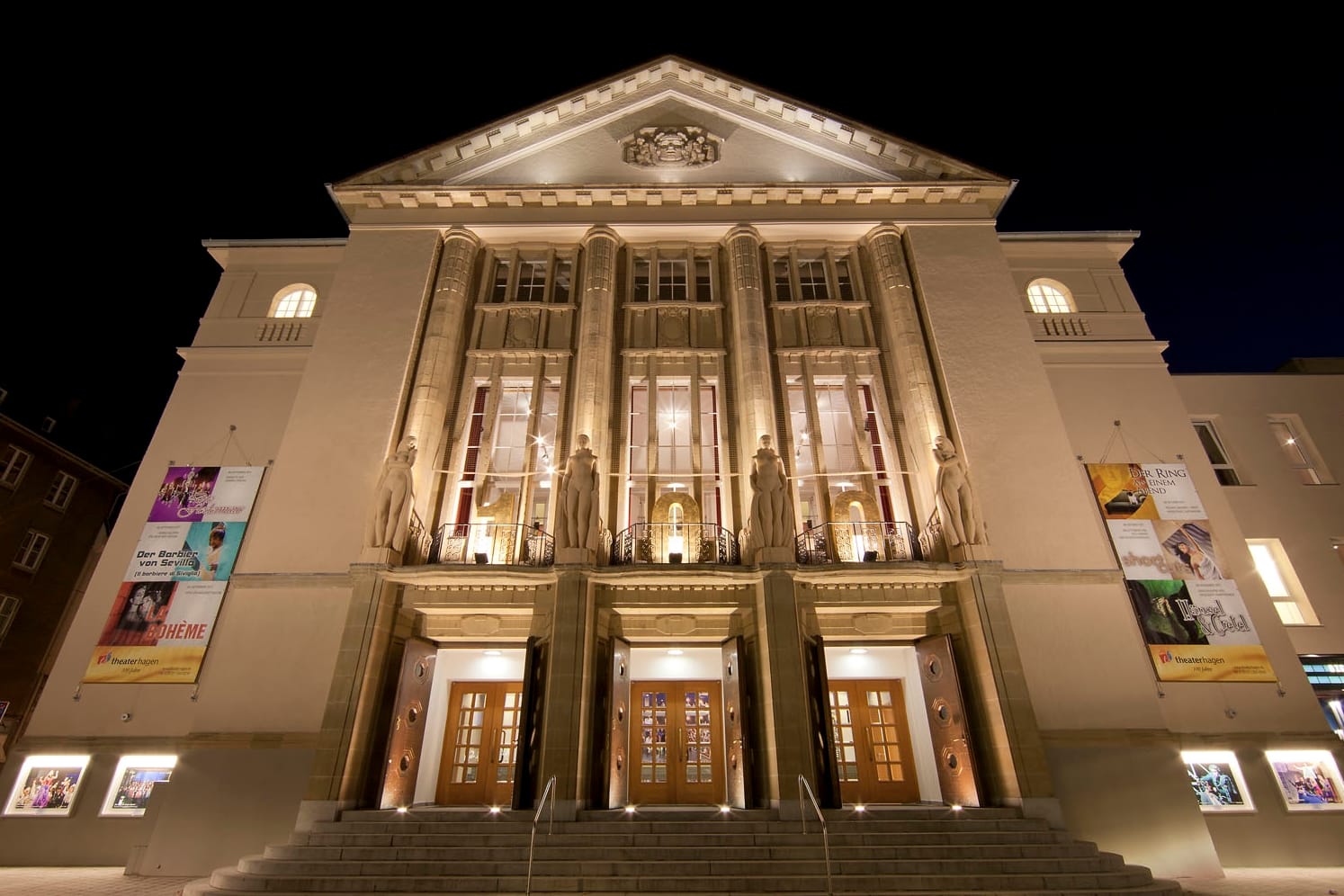 Die Fassade des Theater Hagen in der Nacht: Ab September sind dort wieder Premieren zu sehen.