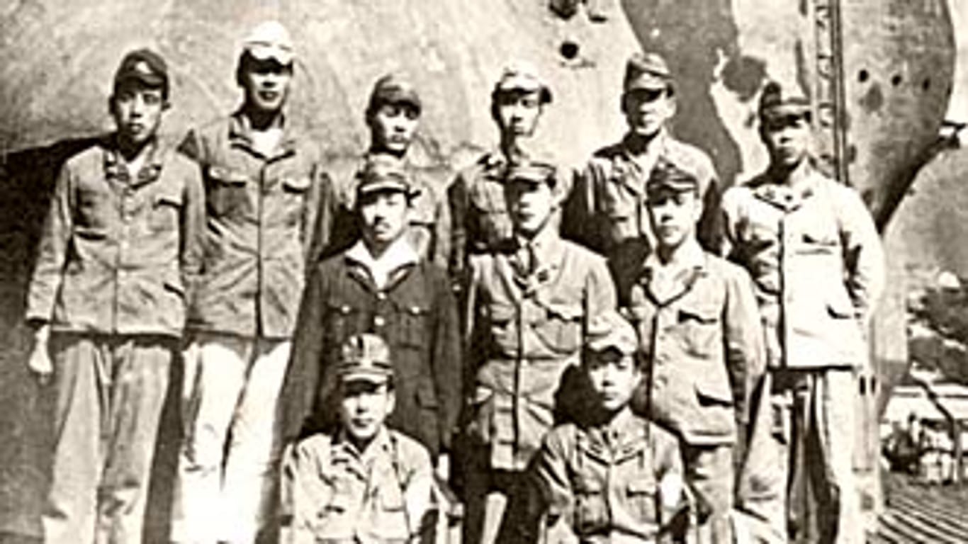 Offiziere von "I-400": Die riesigen japanischen U-Boote ergaben sich im August 1945 der U.S. Navy.