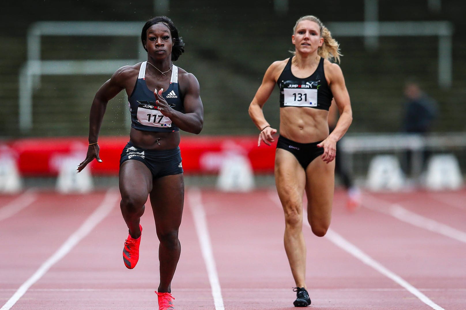 Puma Jump n Run im Stadion Rote Erde: Künftig sollen Läufer im Leichathletikstadion trainieren können.