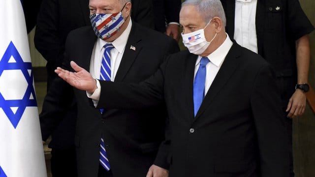 Mike Pompeo (l-r, vorne), Außenminister der USA, und Benjamin Netanjahu, Ministerpräsident von Israel, vor ihrer gemeinsamen Pressekonferenz. Mike Pompeo (l-r, vorne), Außenminister der USA, und Benjamin Netanjahu, Ministerpräsident von Israel, vor ihrer gemeinsamen Pressekonferenz.