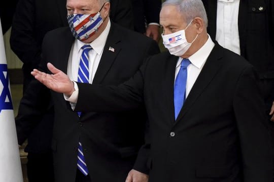 Mike Pompeo (l-r, vorne), Außenminister der USA, und Benjamin Netanjahu, Ministerpräsident von Israel, vor ihrer gemeinsamen Pressekonferenz.