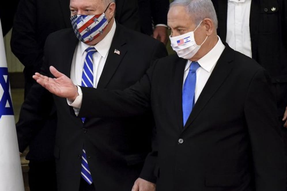 Mike Pompeo (l-r, vorne), Außenminister der USA, und Benjamin Netanjahu, Ministerpräsident von Israel, vor ihrer gemeinsamen Pressekonferenz.