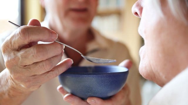 Füttern, Waschen, Tagesgestaltung: In der häuslichen Pflege fallen viele Aufgaben an.