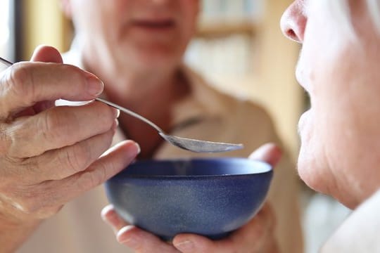 Füttern, Waschen, Tagesgestaltung: In der häuslichen Pflege fallen viele Aufgaben an.