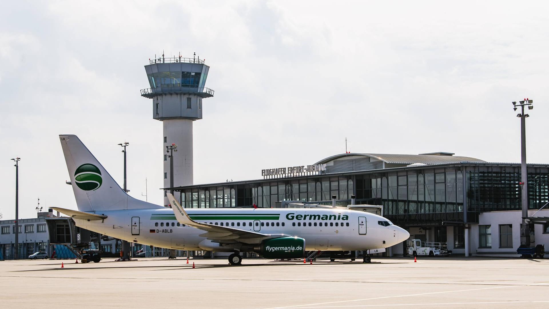 Ein Flugzeug der Fluggesellschaft Germania vor dem Flughafen Erfurt-Weimar (Archivbild): Nach dem Aus von Germania litt auch der Airport.