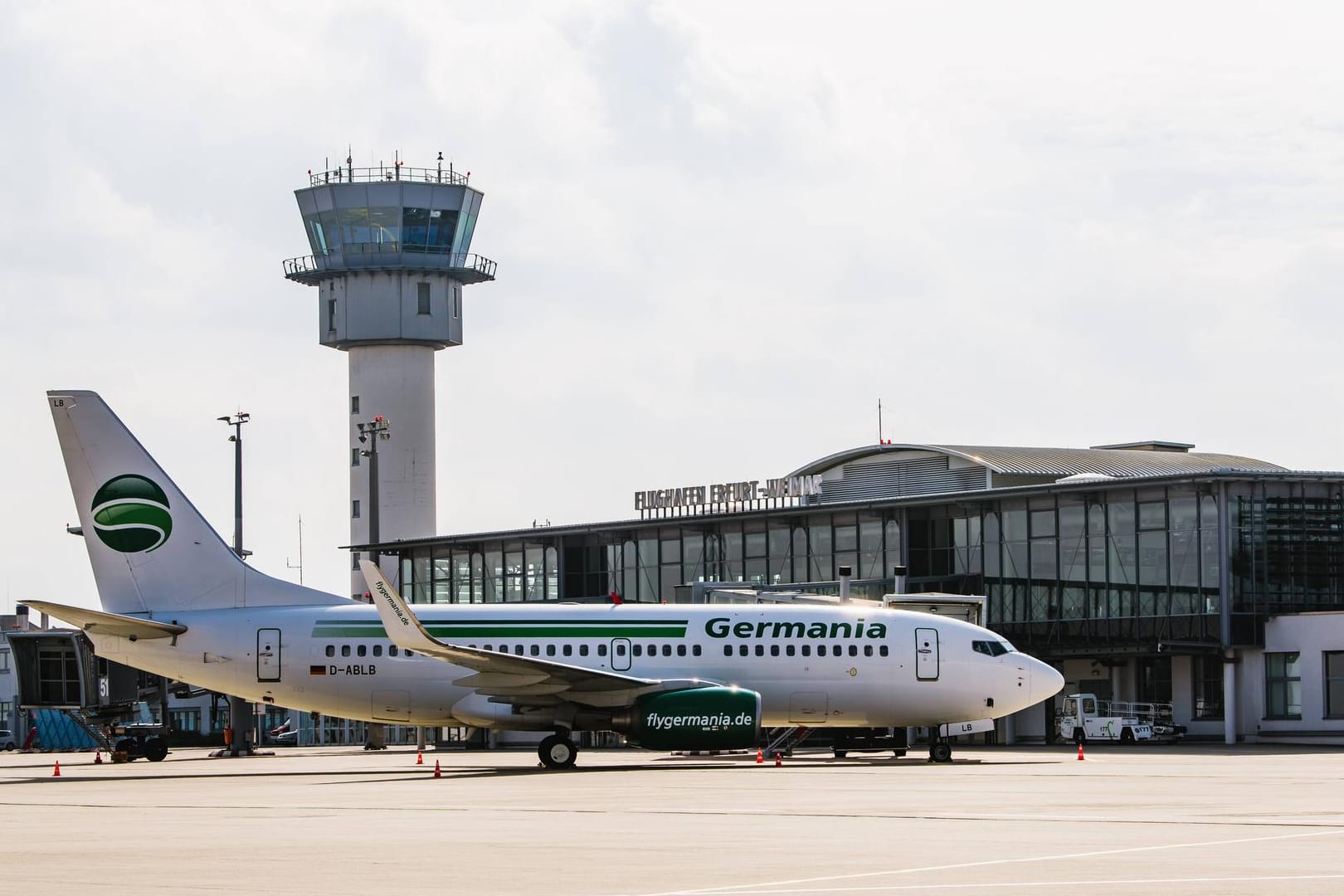 Ein Flugzeug der Fluggesellschaft Germania vor dem Flughafen Erfurt-Weimar (Archivbild): Nach dem Aus von Germania litt auch der Airport.