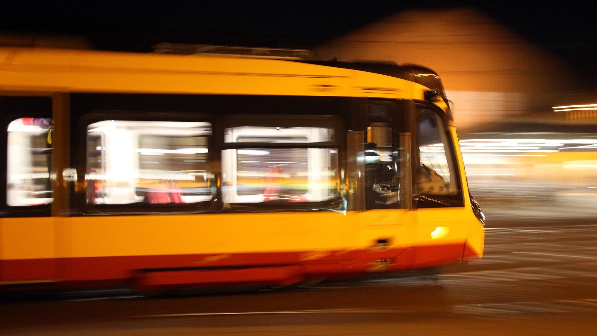 Ein Trambahnzug auf der Fahrt (Archivbild): In Karlsruhe haben Unbekannte mehrere Haltestellen beschädigt.