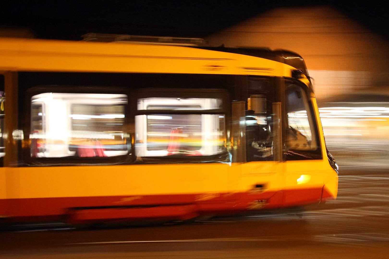 Ein Trambahnzug auf der Fahrt (Archivbild): In Karlsruhe haben Unbekannte mehrere Haltestellen beschädigt.