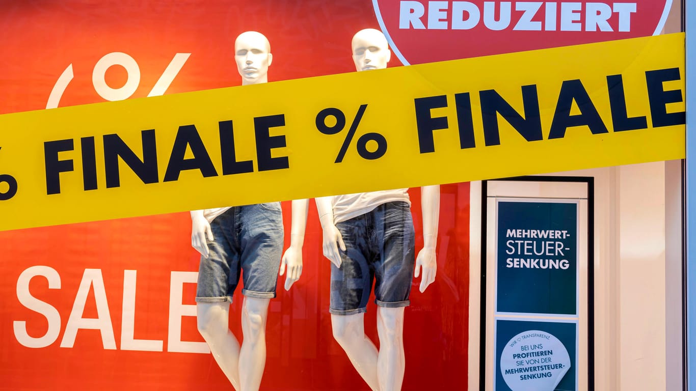 Ein Schaufenster von Galeria Karstadt Kaufhof: Viele Läden geben die abgesenkte Mehrwertsteuer an die Kunden weiter.