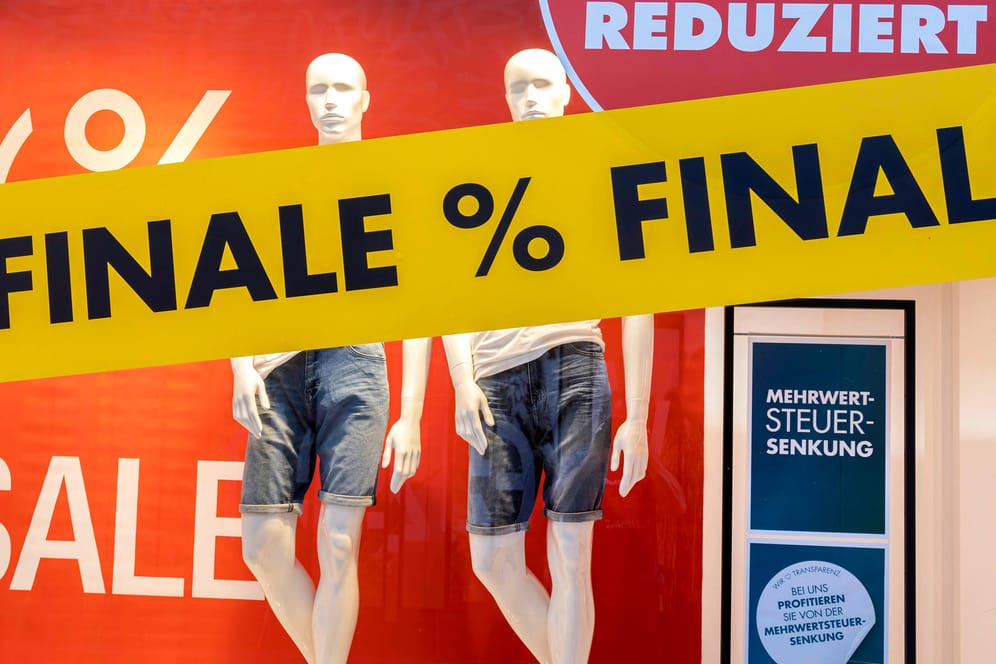Ein Schaufenster von Galeria Karstadt Kaufhof: Viele Läden geben die abgesenkte Mehrwertsteuer an die Kunden weiter.
