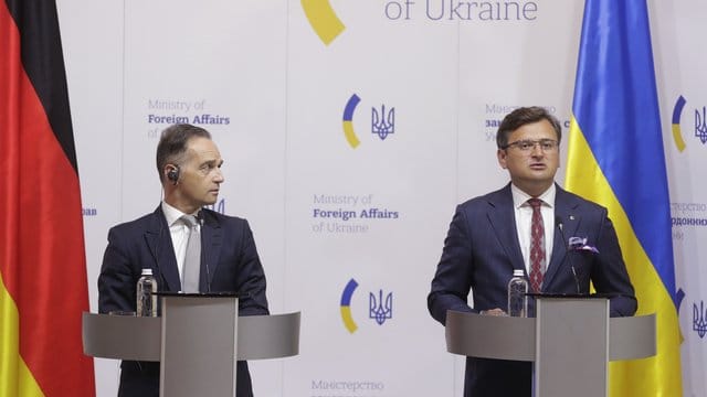 Außenminister Heiko Maas (l) im Gespräch mit seinem ukrainischen Amtskollegen Dmytro Kuleba in Kiew. Außenminister Heiko Maas (l) im Gespräch mit seinem ukrainischen Amtskollegen Dmytro Kuleba in Kiew.