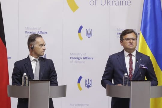 Außenminister Heiko Maas (l) im Gespräch mit seinem ukrainischen Amtskollegen Dmytro Kuleba in Kiew.