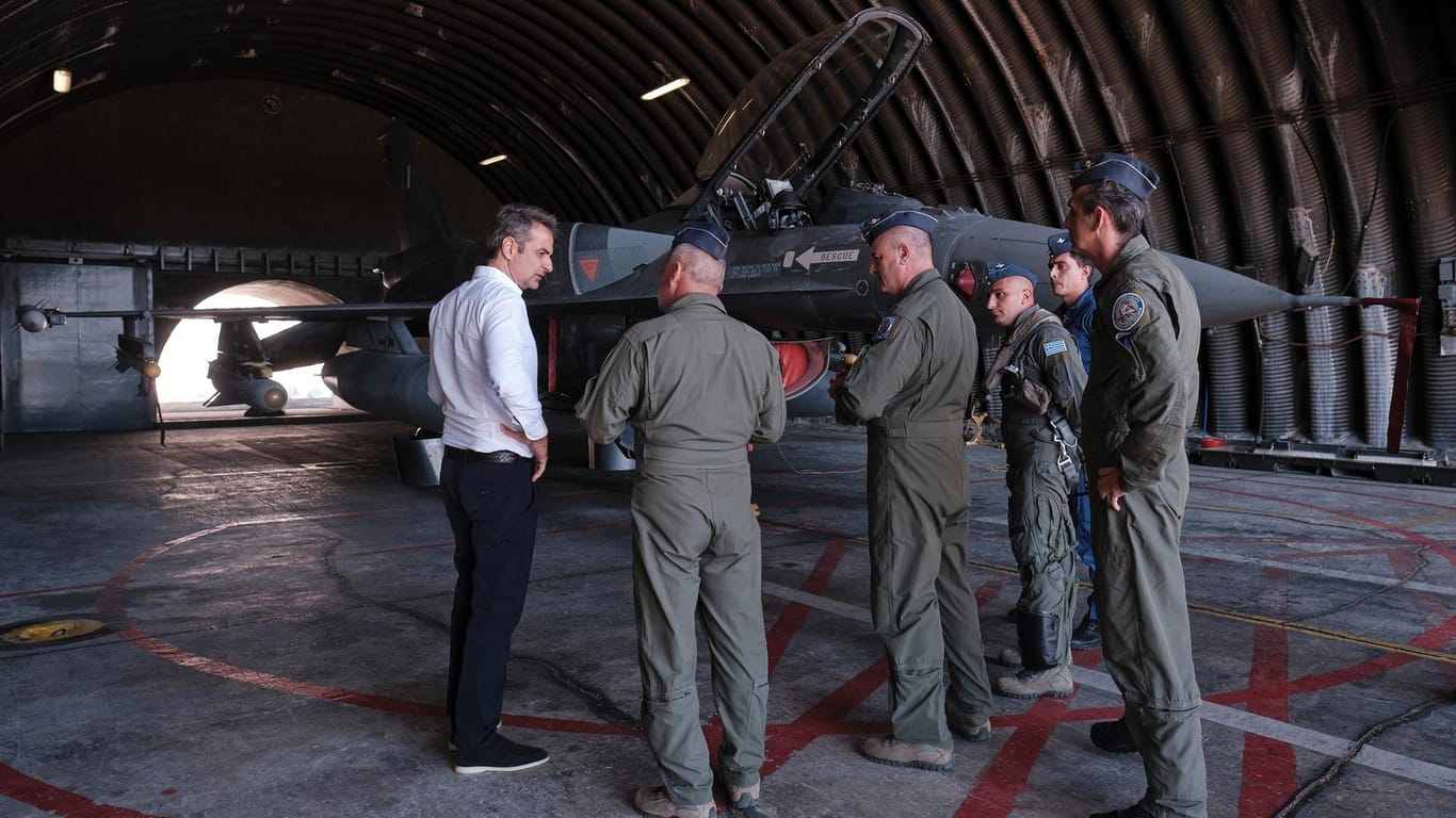Der griechische Premierminister Kyriakos Mitsotakis besucht, im Zuge des Konfliktes mit der Türkei, die Luftwaffe.