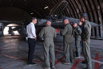 Der griechische Premierminister Kyriakos Mitsotakis besucht, im Zuge des Konfliktes mit der Türkei, die Luftwaffe.