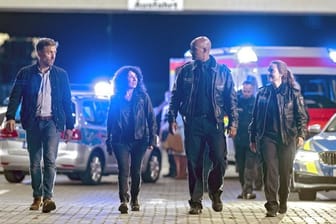 Die Schauspieler, Peter Fieseler (l-r), Maria Ketikidou, Patrick Abozen und Wanda Perdelwitz, als Kommissare vom Team des Hamburger "Großstadtreviers".