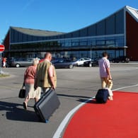 Reisende am Flughafen in Memmingen: Ein Randalierer zwang eine Maschine aus Irland zum Zwischenstopp im Allgäu. (Symbolfoto)
