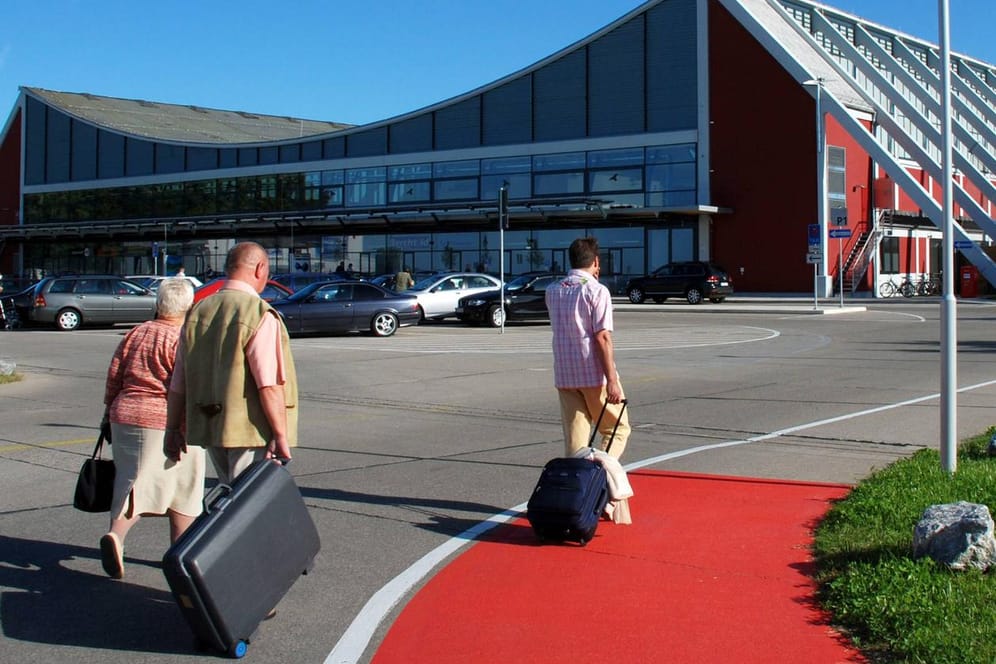 Reisende am Flughafen in Memmingen: Ein Randalierer zwang eine Maschine aus Irland zum Zwischenstopp im Allgäu. (Symbolfoto)