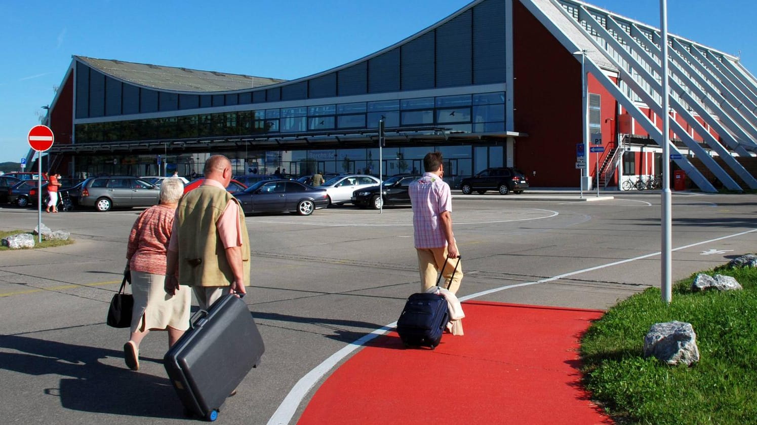 Reisende am Flughafen in Memmingen: Ein Randalierer zwang eine Maschine aus Irland zum Zwischenstopp im Allgäu. (Symbolfoto)