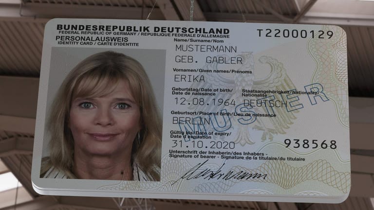 Muster eines Personalausweises: Ein neuer Ausweis wird in der Regel in drei bis sechs Wochen ausgestellt. Ein vorläufiger Personalausweis ist sofort erhältlich.
